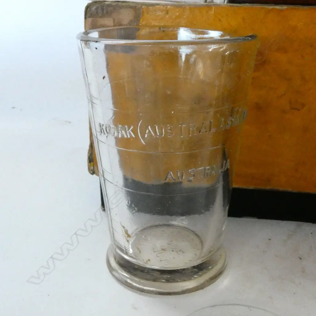KODAK STUDIO SCALES AND SELECTION OF CHEMIST'S BOTTLES INCL PIPETTE BOTTLES Image 1++